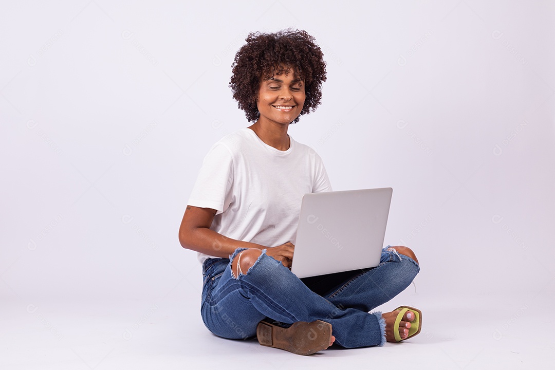 Linda mulher jovem garota sobre fundo isolado branco mexendo em seu notebook