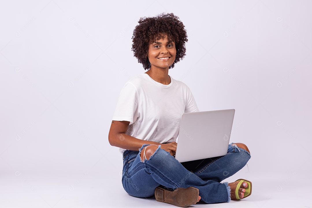 Linda mulher jovem garota sobre fundo isolado branco mexendo em seu notebook
