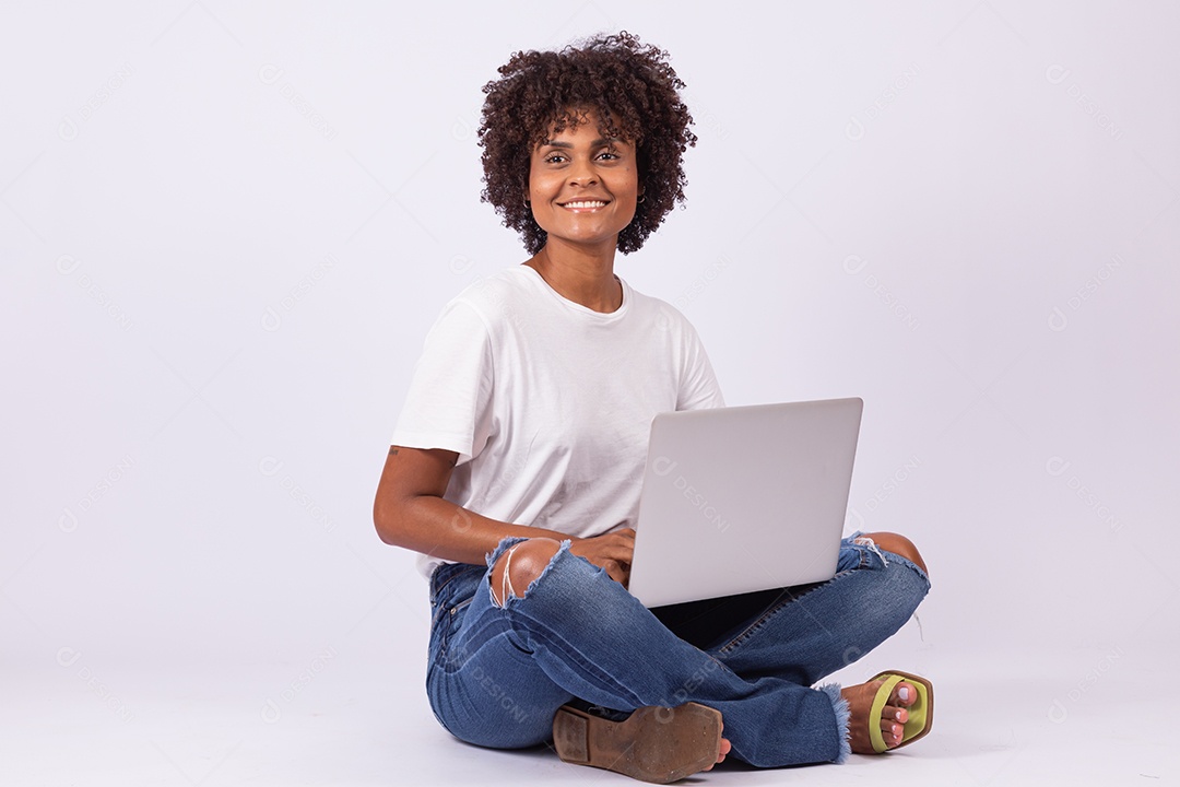 Linda mulher jovem garota com lindo cabelo afro mexendo em seu smartphone