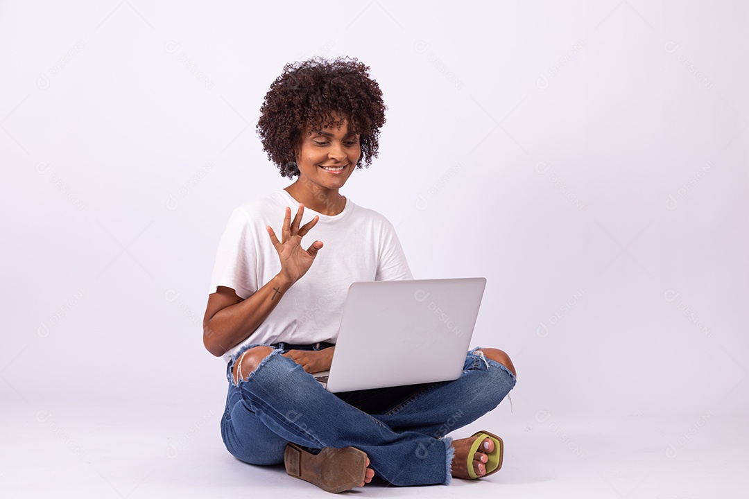 Linda mulher jovem garota sobre fundo isolado branco mexendo em seu notebook