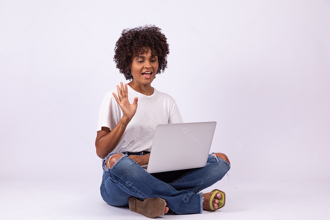 Linda mulher jovem garota sobre fundo isolado branco mexendo em seu notebook