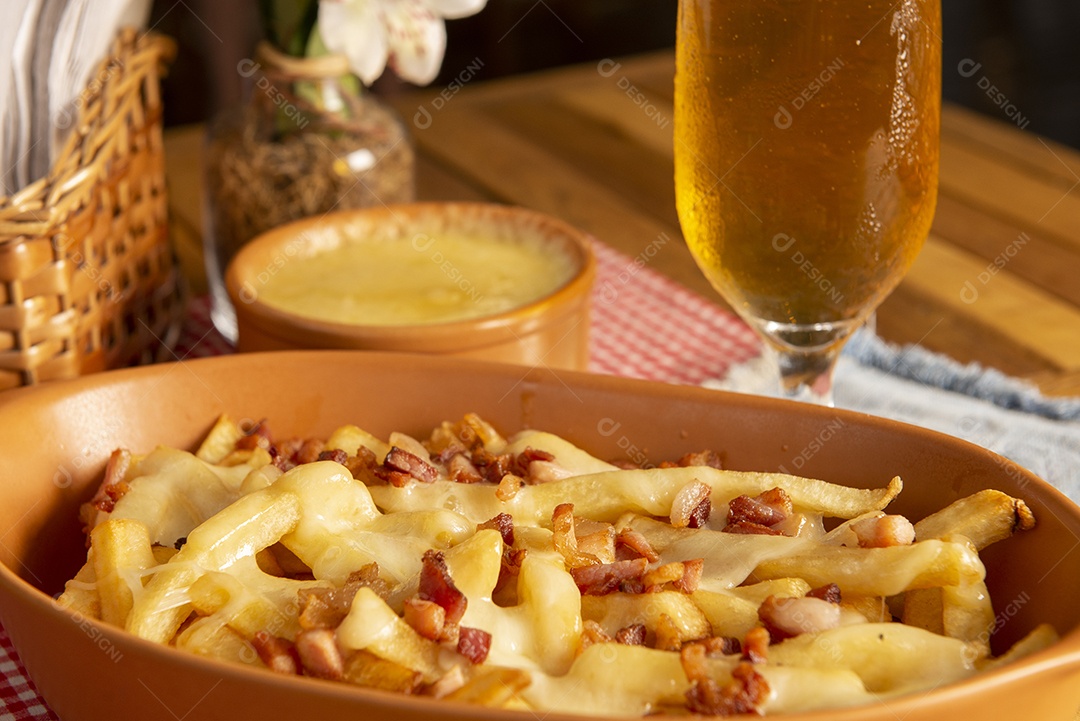 Porção de batata frita com queijo e bacon