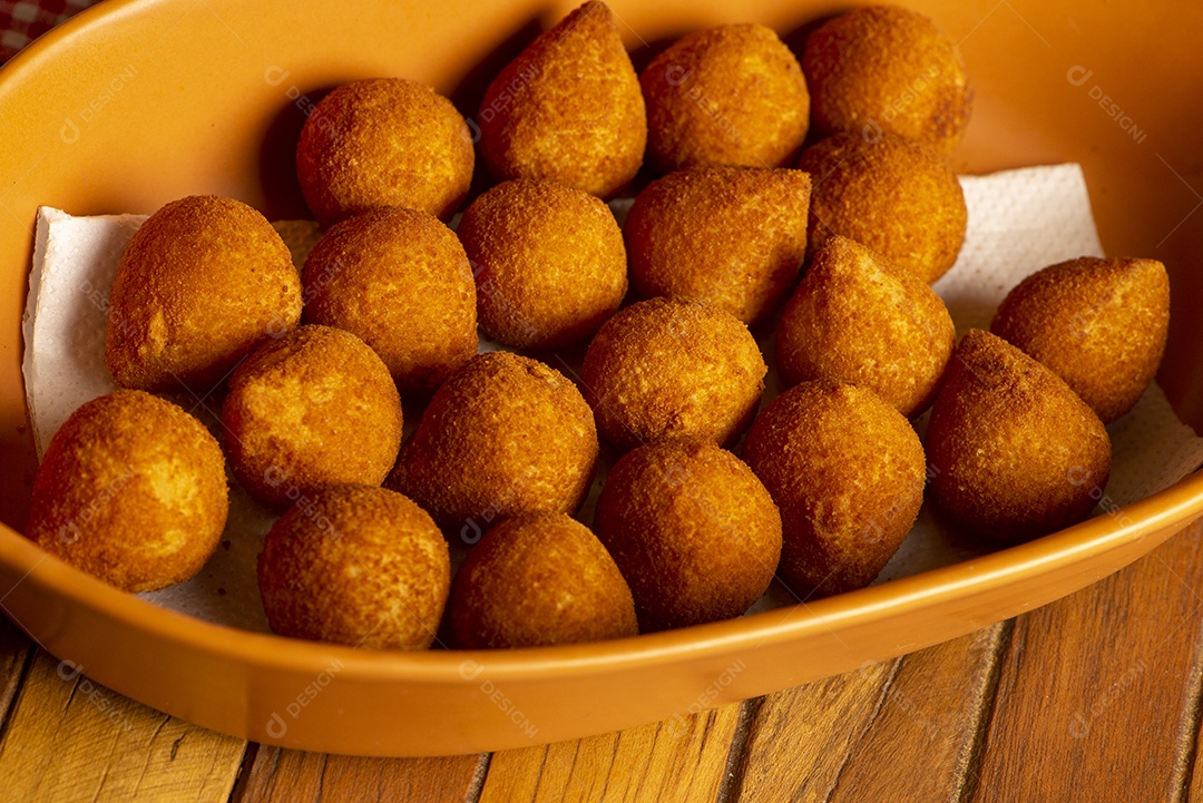 Lanche de frango brasileiro em recipiente de cerâmica na mesa de madeira