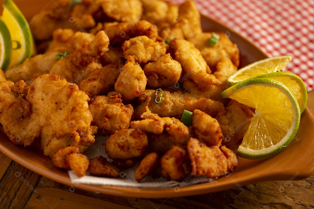 Porção de tiras de peito de frango empanadas