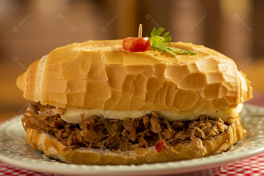 Sanduíche feito com pão e carne de porco