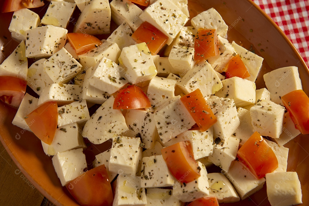 Porção de queijo meia cura com tomate picado e temperado