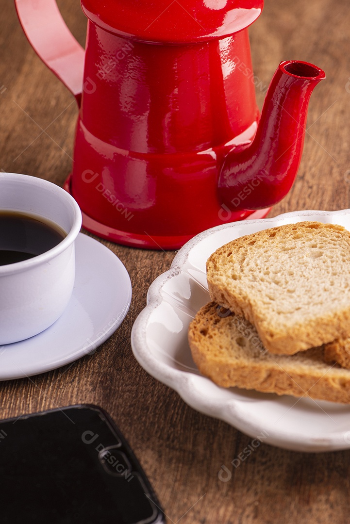 Torrada e uma xícara de café na mesa de madeira