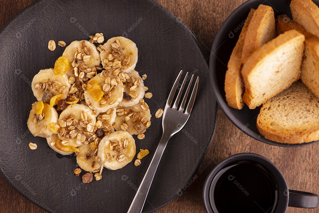 Prato com banana fatiada e granola com frutas secas