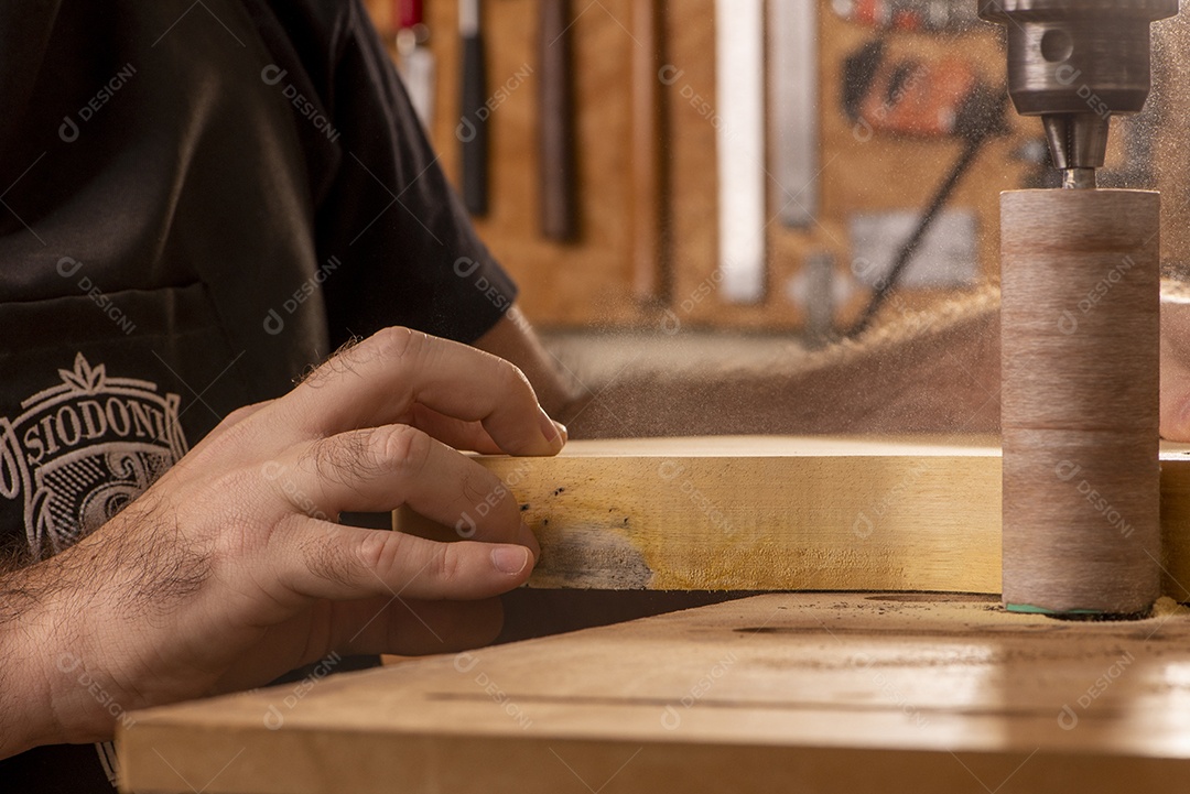 Luthier lixando corpo de violão