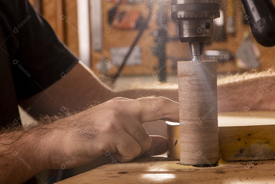 Luthier lixando corpo de violão