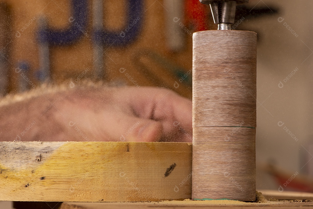 Luthier lixando corpo de violão
