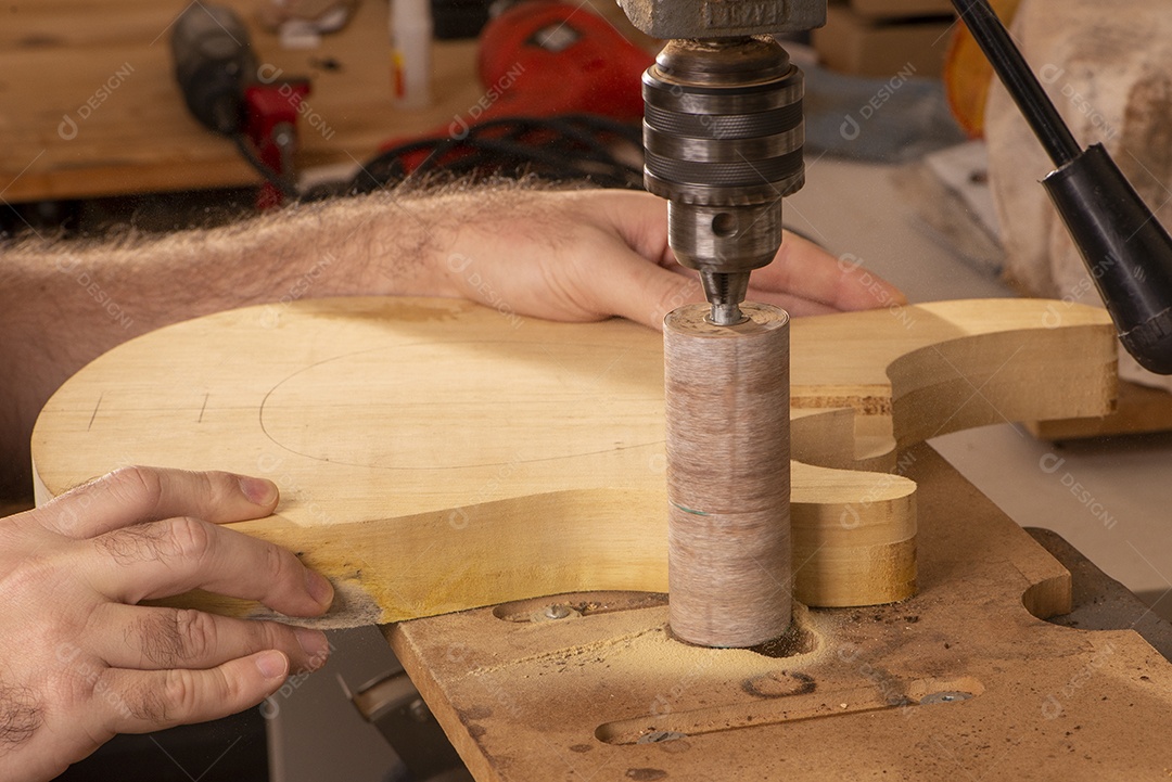 Luthier lixando corpo de violão