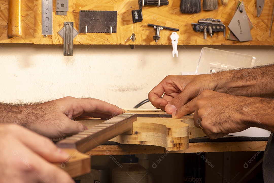 Luthier trabalhando em sua oficina
