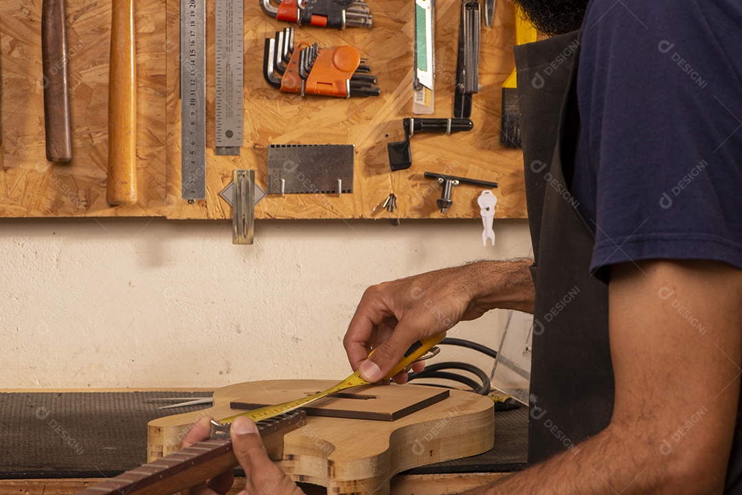 Luthier trabalhando em sua oficina