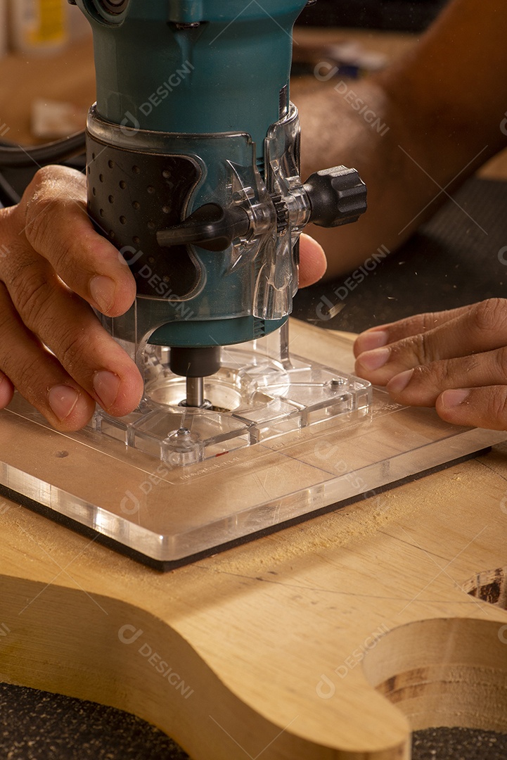 Luthier trabalhando em sua oficina