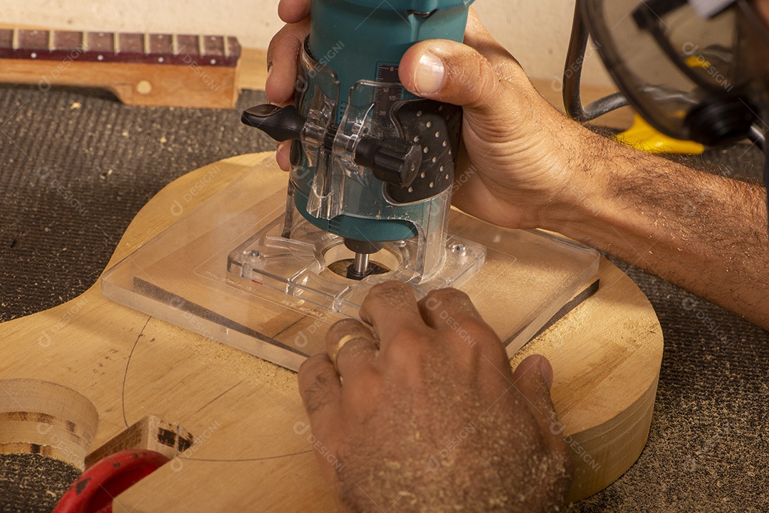 Luthier trabalhando em sua oficina