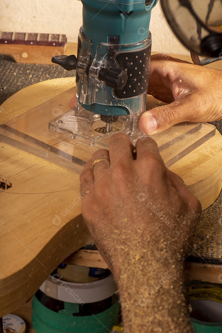 Luthier trabalhando em sua oficina