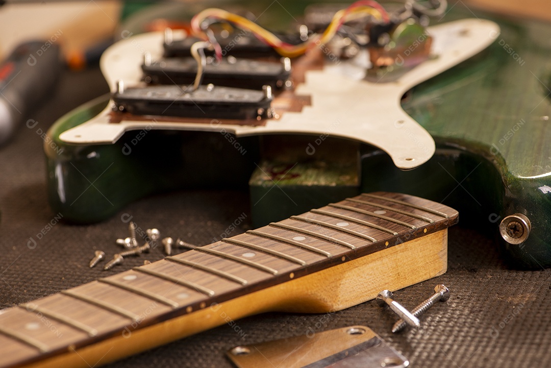 Parte do corpo de uma guitarra e algumas partes
