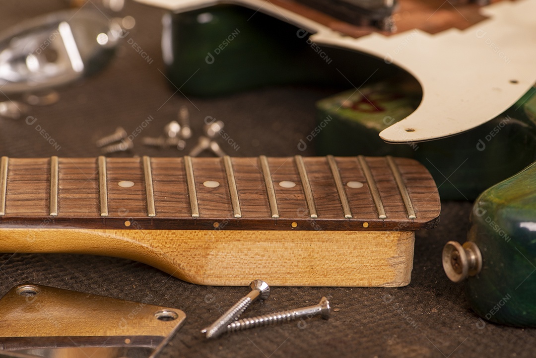 Parte do corpo de uma guitarra e algumas partes