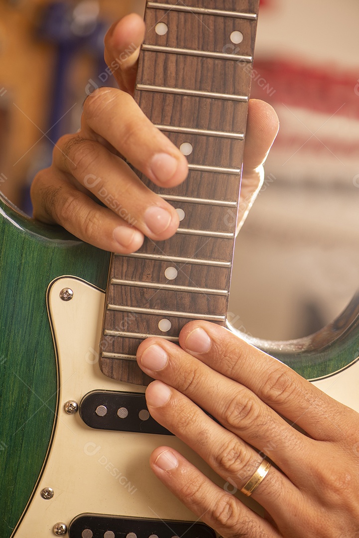 Luthier trabalhando na reparação de uma guitarra