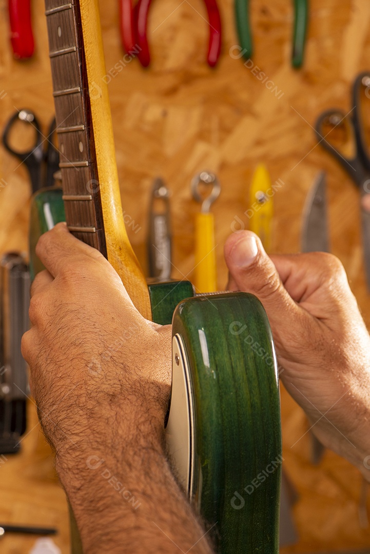 Luthier trabalhando na reparação de uma guitarra