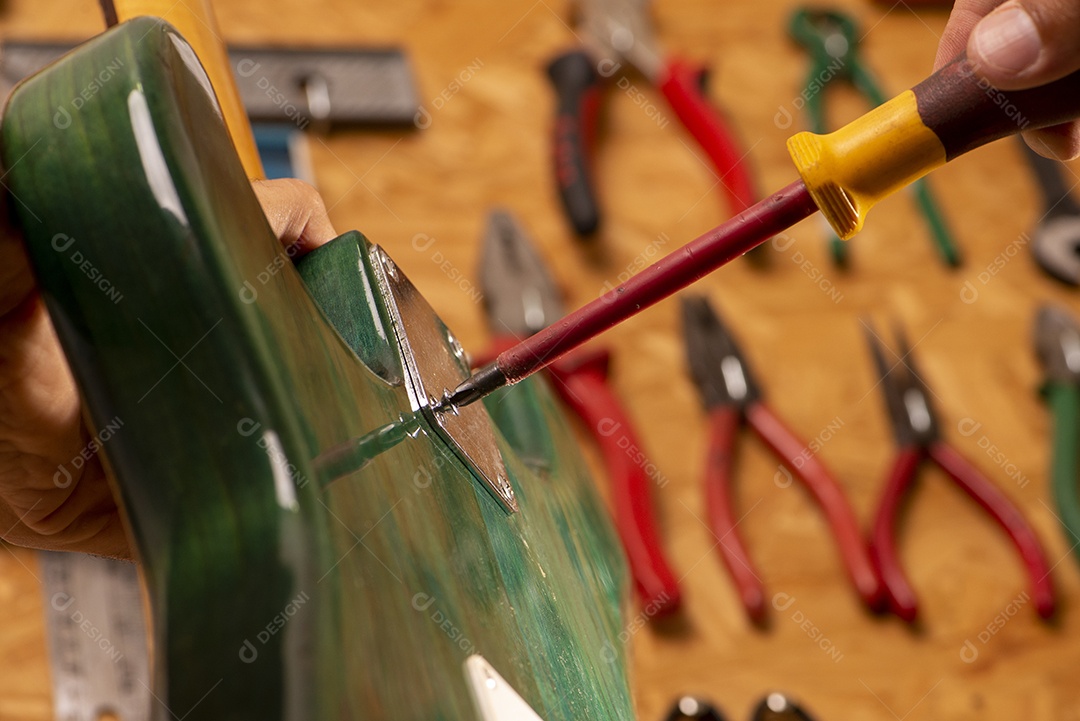 Luthier trabalhando na reparação de uma guitarra