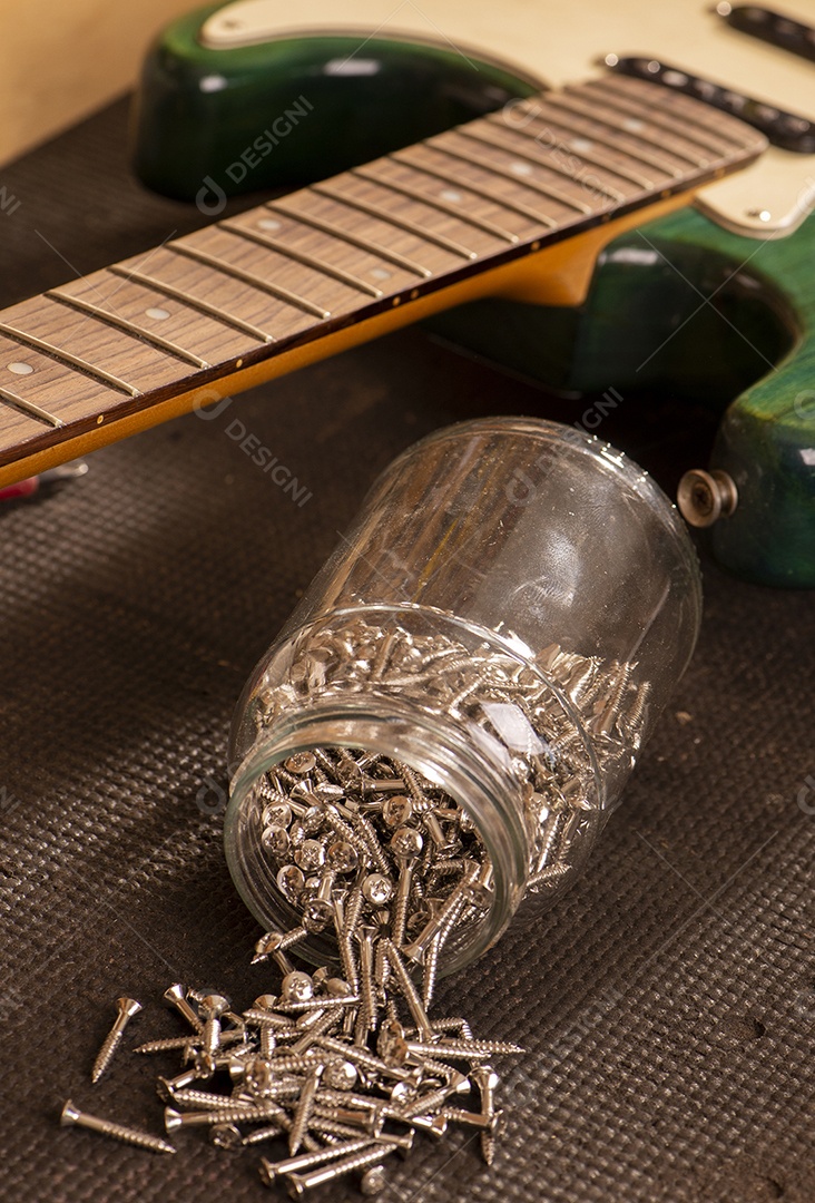 Parte do corpo de uma guitarra e algumas partes