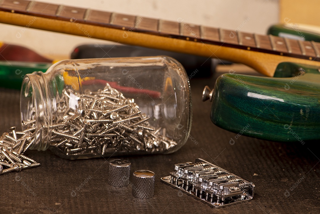 Parte do corpo de uma guitarra e algumas partes