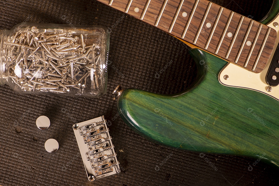 Parte do corpo de uma guitarra e algumas partes
