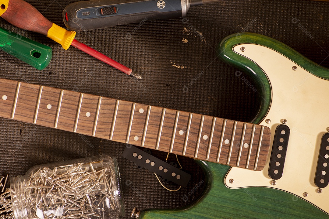 Parte do corpo de uma guitarra e algumas partes