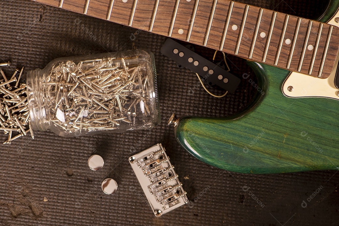 Parte do corpo de uma guitarra e algumas partes