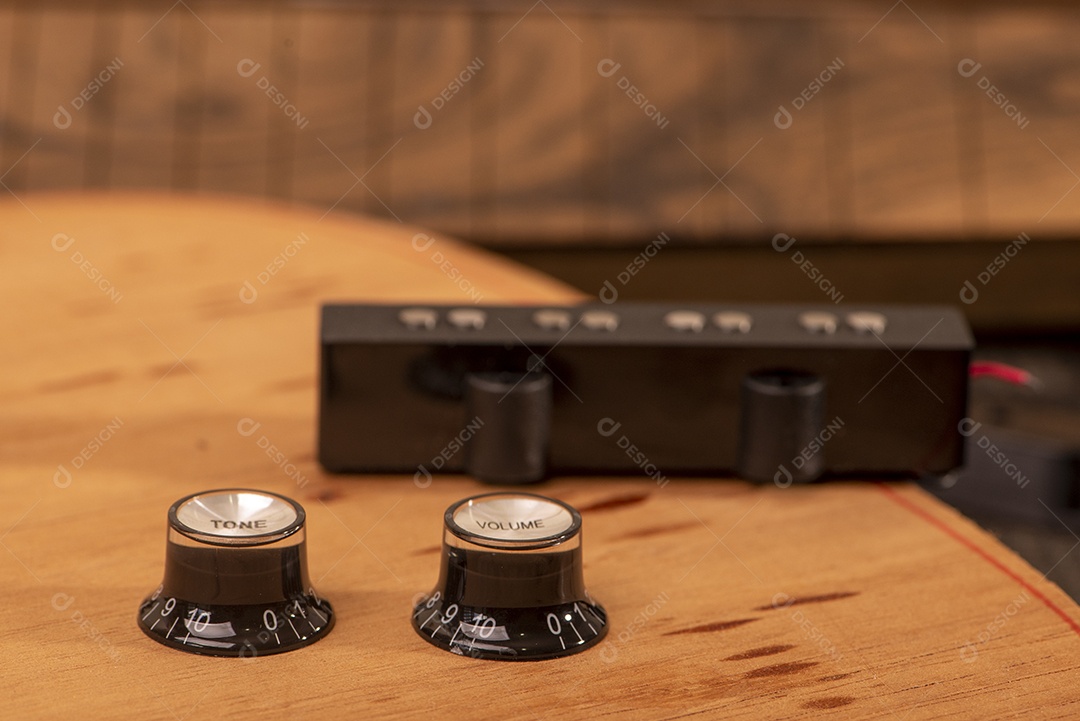 Pedaços de uma guitarra sobre madeira