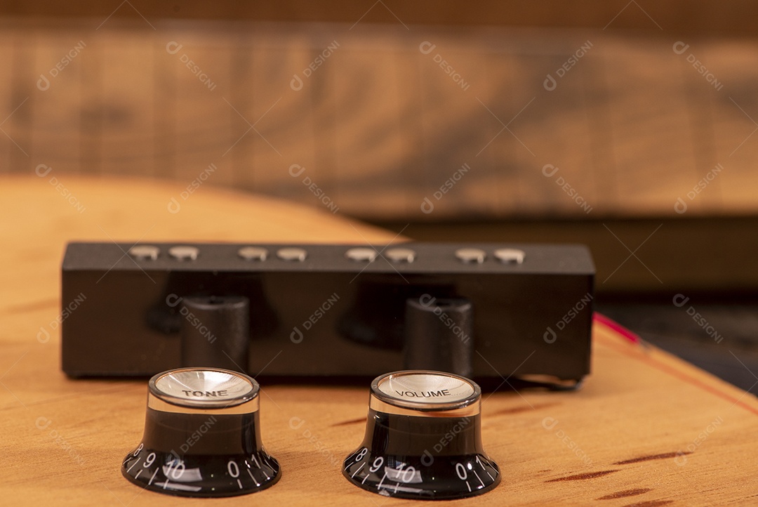 Pedaços de uma guitarra sobre madeira