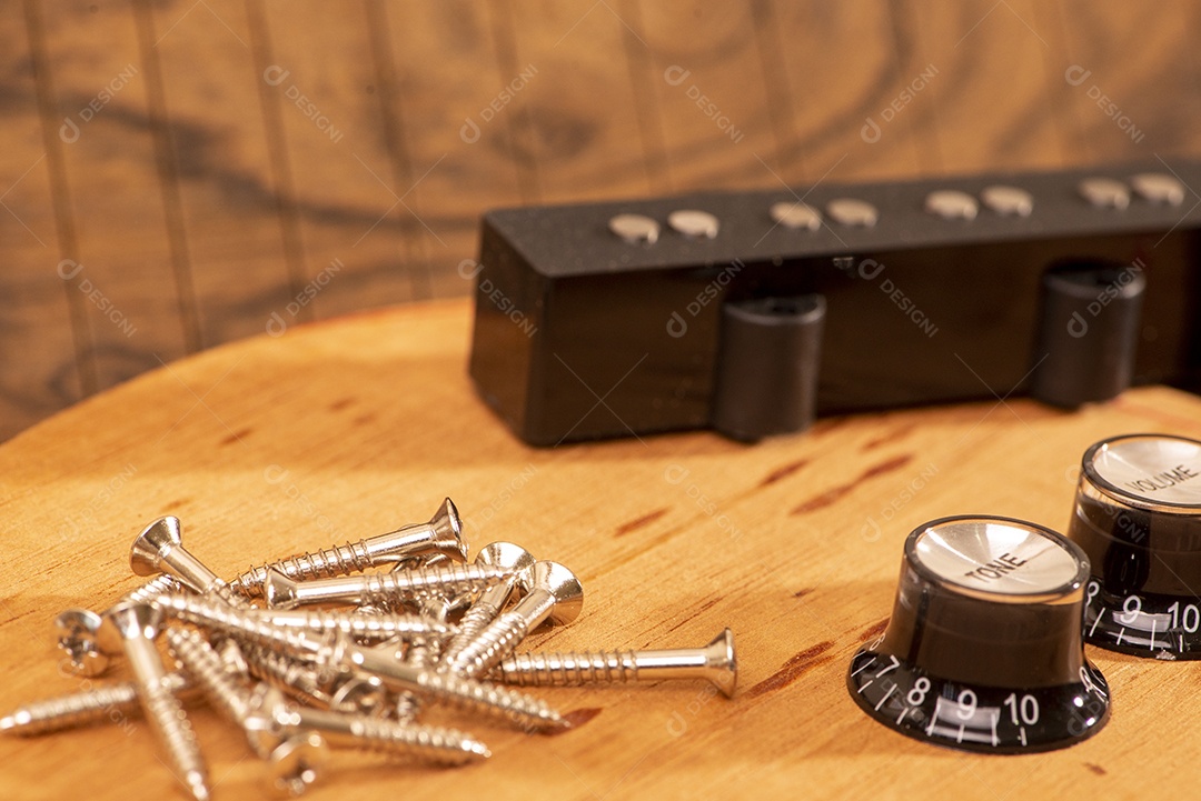 Pedaços de uma guitarra sobre madeira