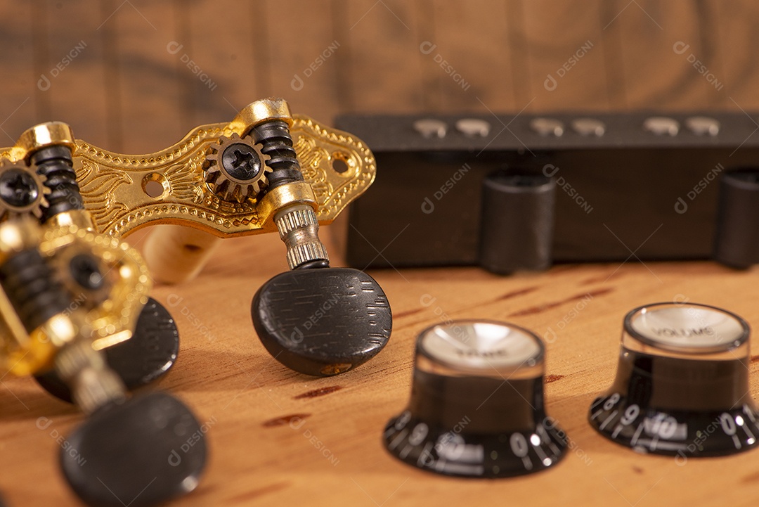 Pedaços de uma guitarra sobre madeira