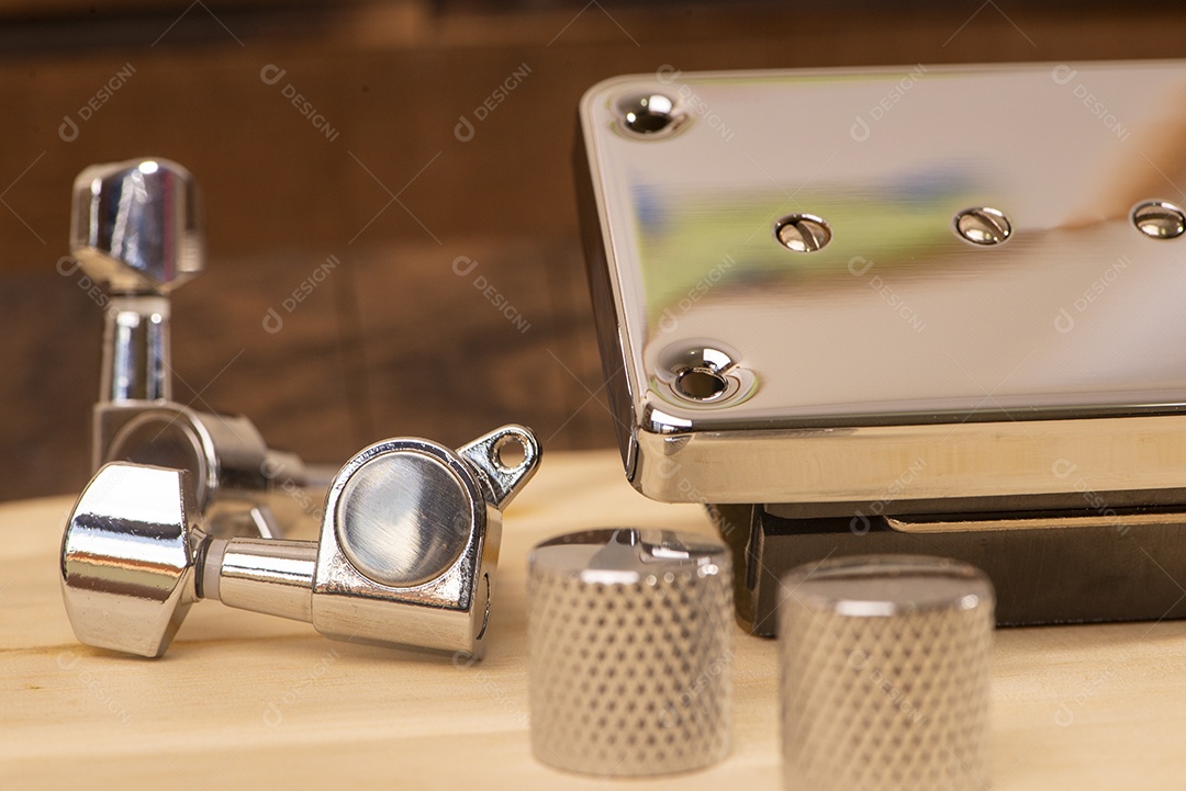 Pedaços de uma guitarra sobre madeira