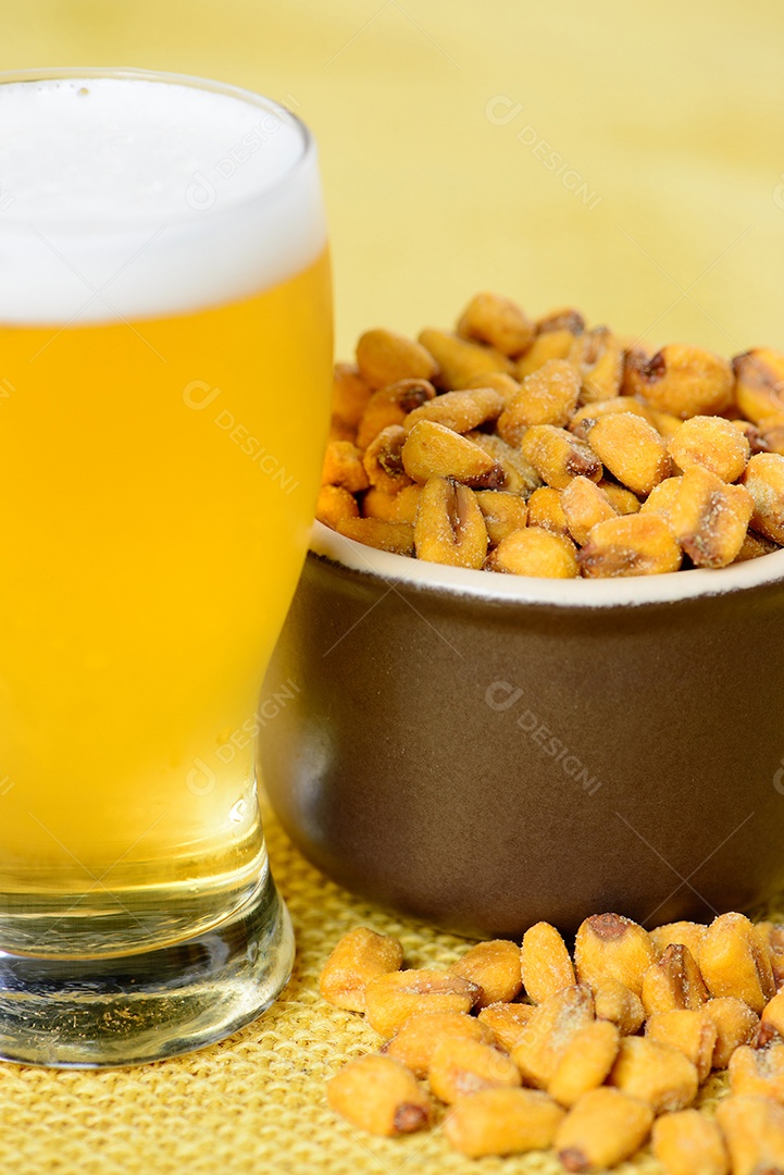 Milho torrado e salgado em pote de cerâmica sobre juta amarela