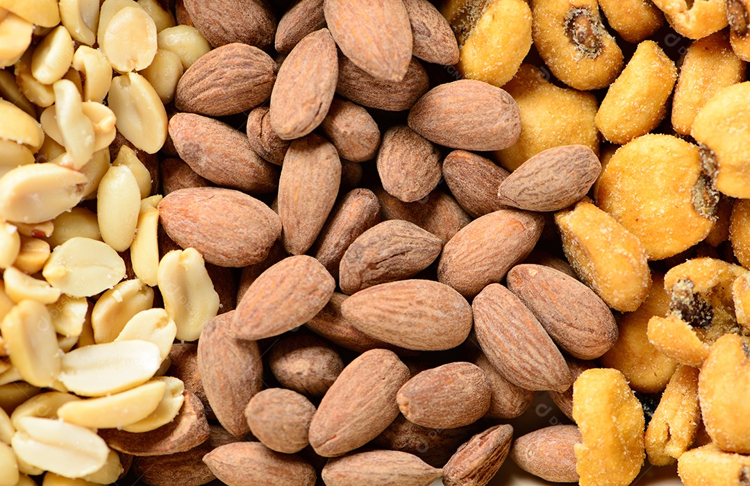 Amendoim torrado e salgado, nozes e milho