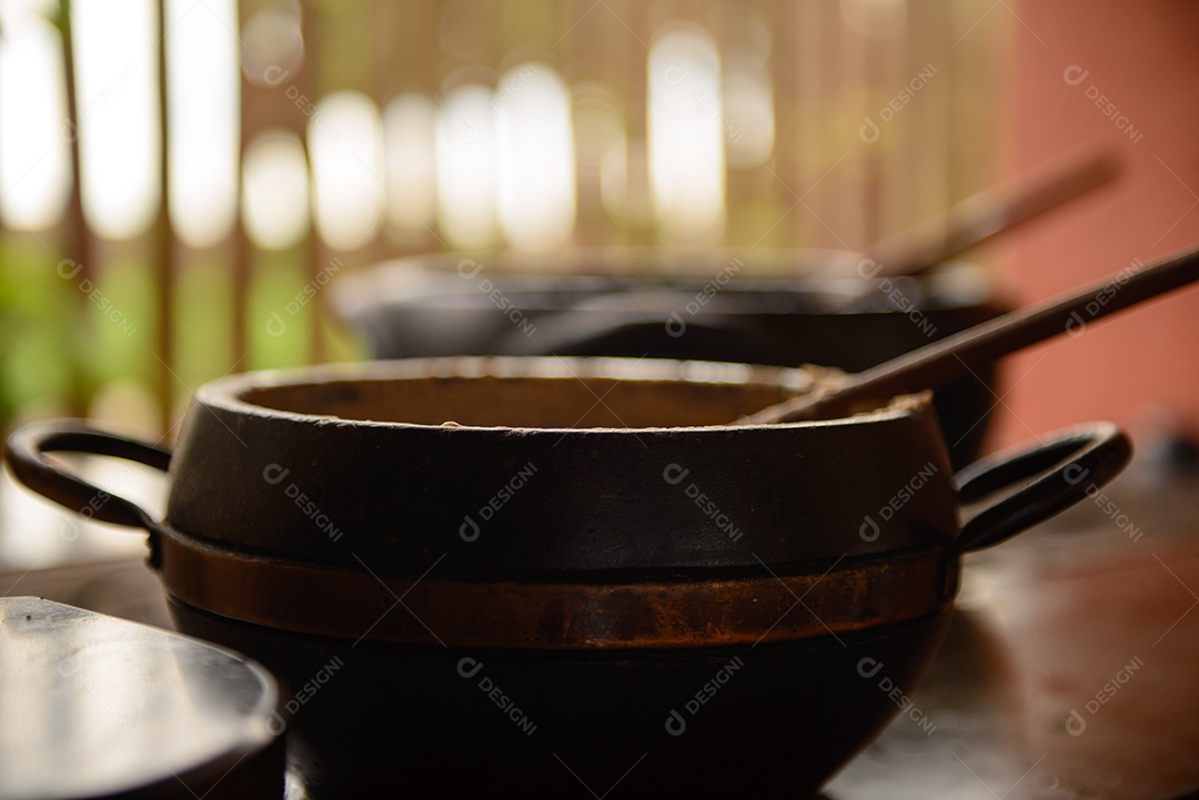 Panelas de barro no fogão a lenha