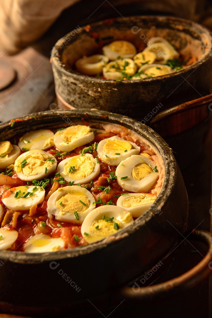 Panela de barro com tutu de feijão