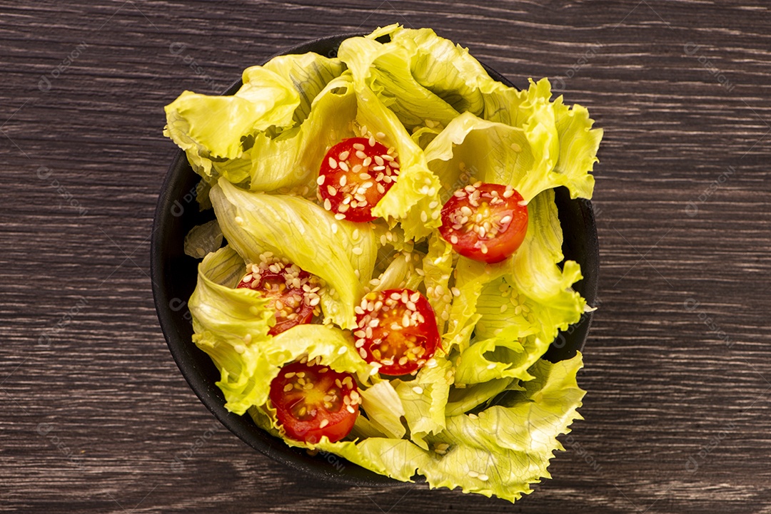 Salada de alface americana com tomate cereja polvilhado com branco