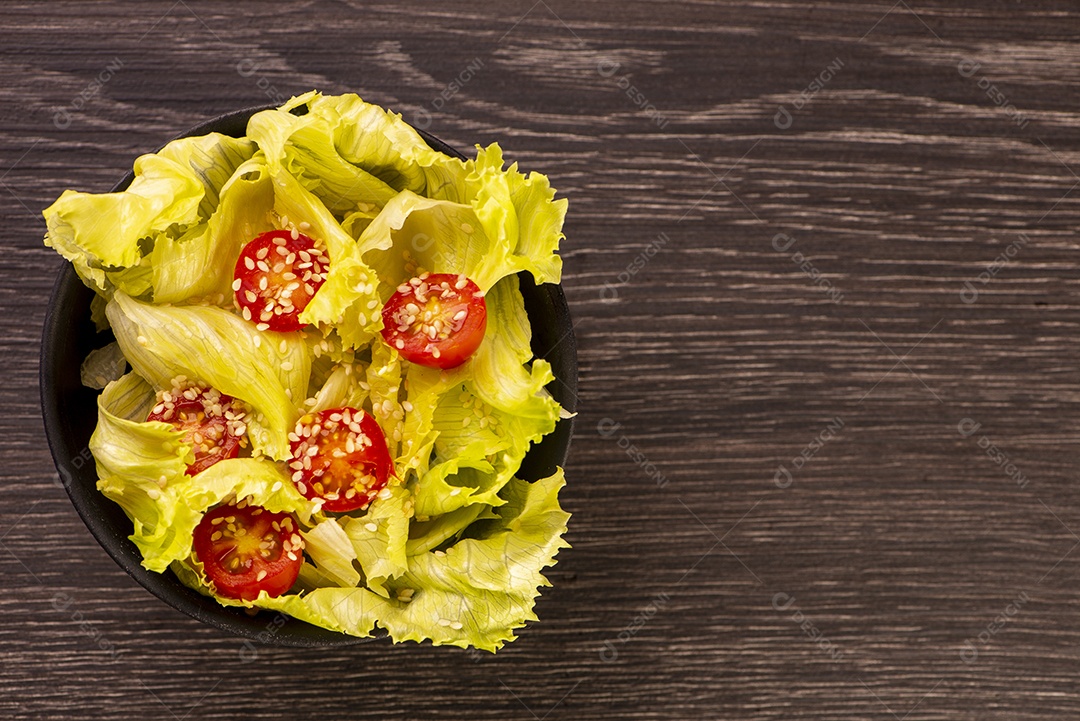 Salada de alface americana com tomate cereja polvilhado com branco