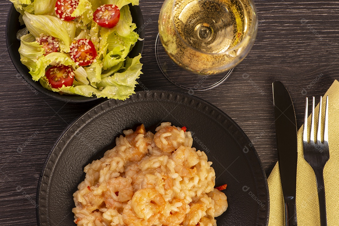 Prato de risoto de camarão, salada de alface e tomate cereja