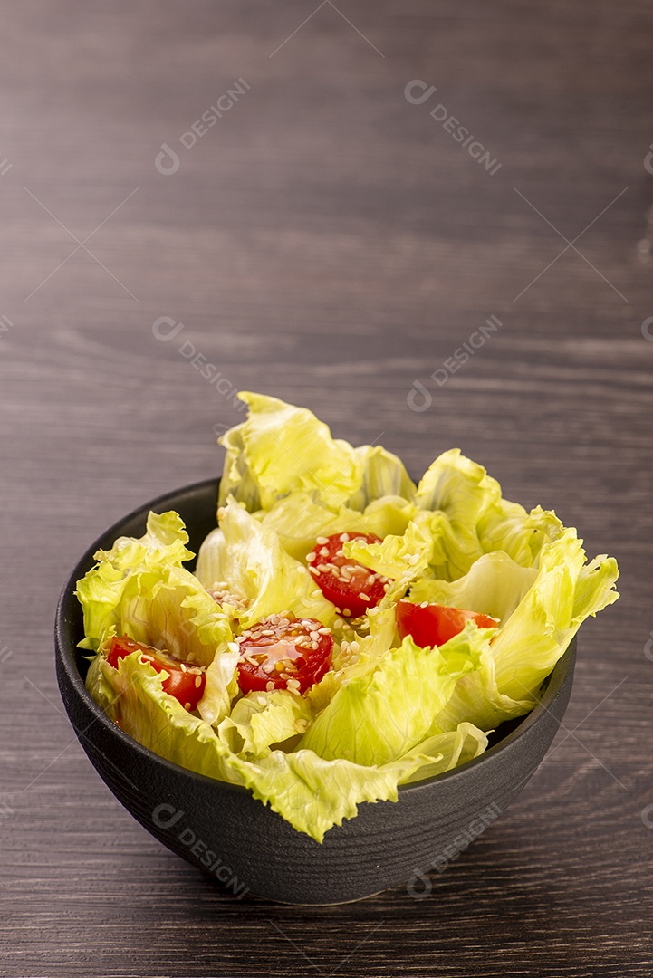 Salada de alface americana com tomate cereja polvilhado com branco