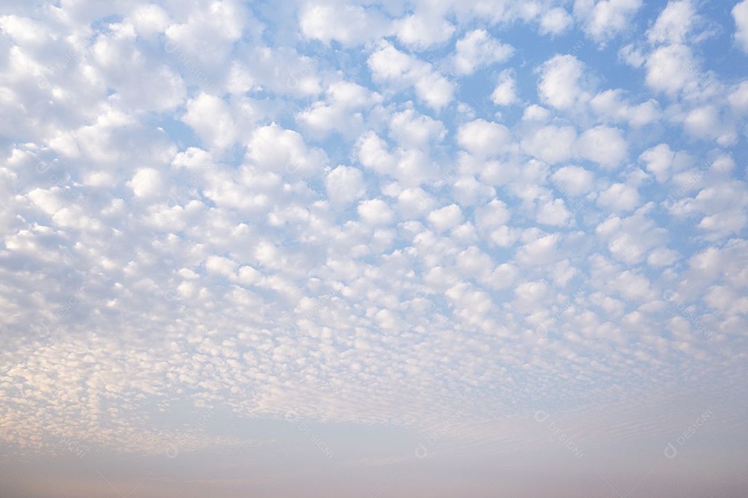 Nuvens de fim de tarde com céu azul atrás