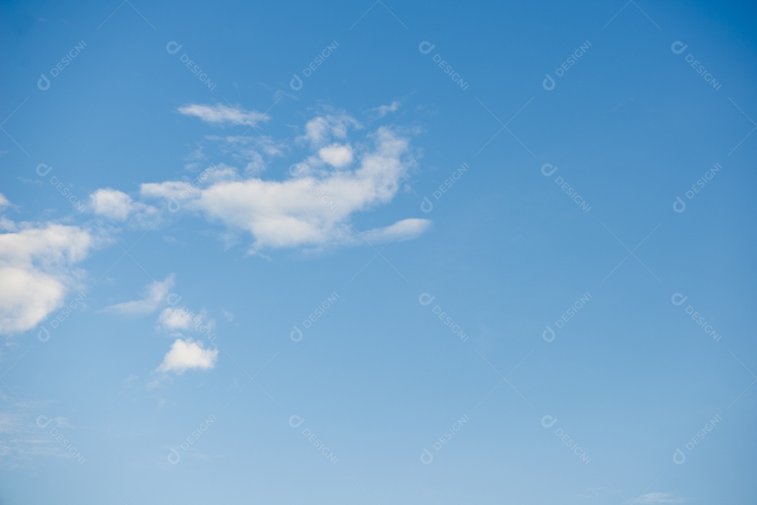 Céu azul com nuvens brancas
