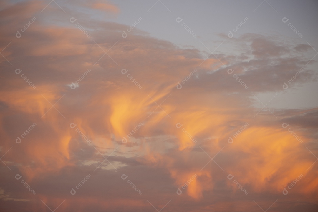 Céu com nuvens ao entardecer