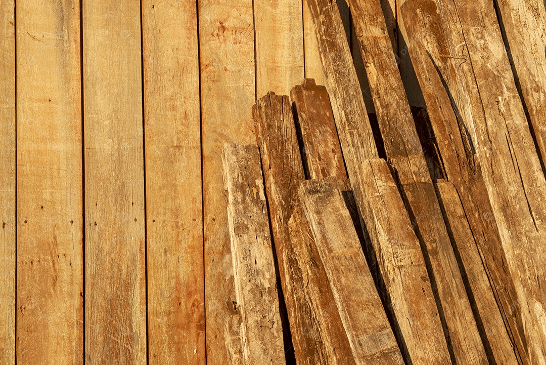 Estrutura com ripas de madeira e pregos com outras madeiras suportadas