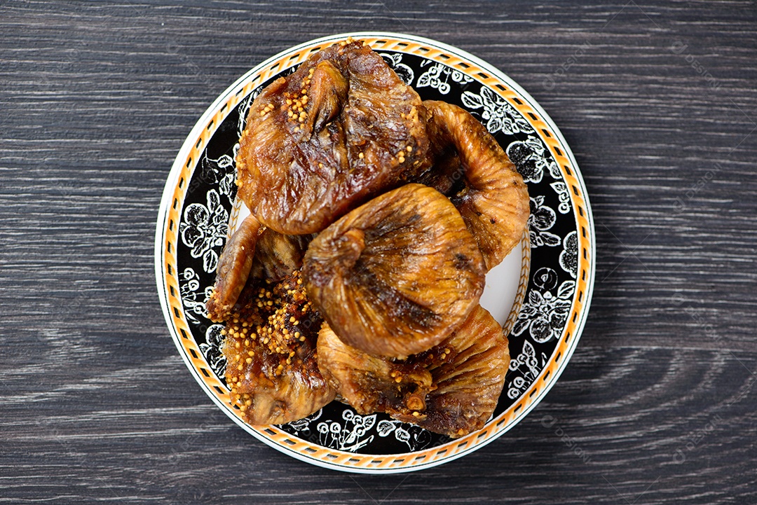 Figo turco em prato em madeira escura