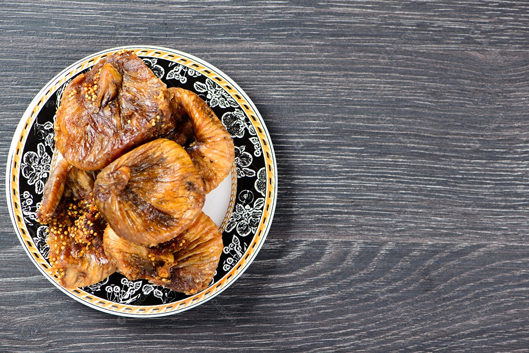 Figo turco em prato em madeira escura